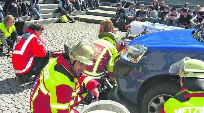 Hilfsorganisationen demonstrieren den Ablauf einer Rettungskette. FOTO: HOLDER