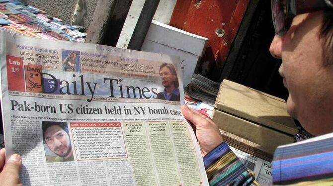 Ein Pakistaner liest einen Artikel über den gefassten Times-Square-Bomber.