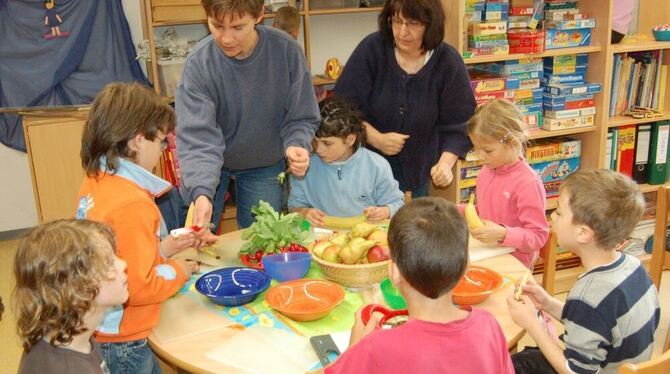 Äpfel, Bananen, Radieschen: Der Kerni-Tisch ist abwechslungsreich gedeckt. FOTO: ULP