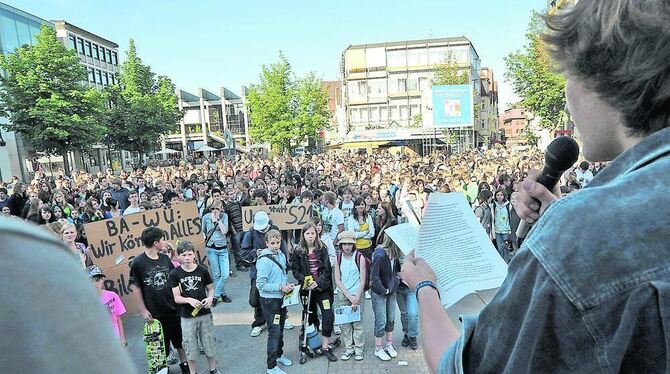 Im vergangenen Juni lockte der Bildungsstreik über 500 Schüler auf den Reutlinger Marktplatz.  GEA-ARCHIVFOTO: NIETHAMMER