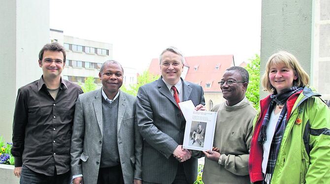 Glücklich über 40 000 Euro für das Therapie-Zentrum in Bouaké: Journalist Wolfgang Bauer, Übersetzer Kouassi Kouadio, Bürgermeis