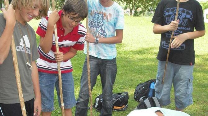 Jagen wie die Eiszeitmenschen: Alb-Guides entführen Kinder und Jugendliche in eine längst vergangene Zeit. FOTO: PR