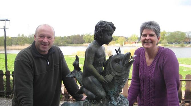 Gartow statt Gniebel: Anne und Wolfgang Kern auf der Gartenterrasse ihres Hotels direkt am Gartower See.