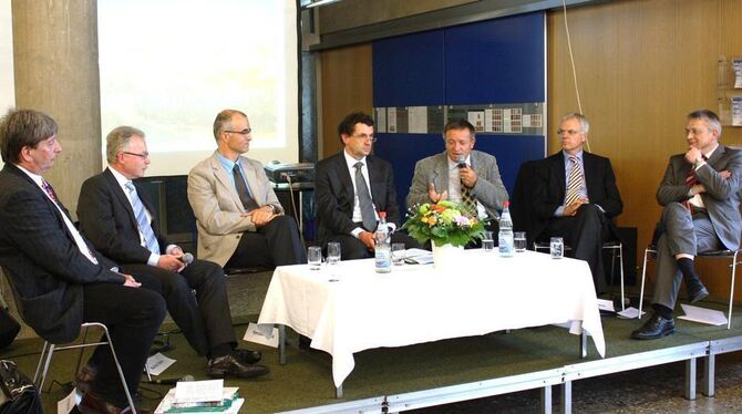 Das Podium war mit Professor Baldur Veit (von links), Manfred Stehle, Ramazan Selcuk, Dr. Ulrich Bausch, Dr. Adnan Özfirat, Walt