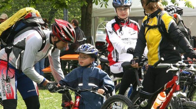 Letzte Tipps für Nikolas vom Papa vor dem Start zur Familientour. FOTO: LPT