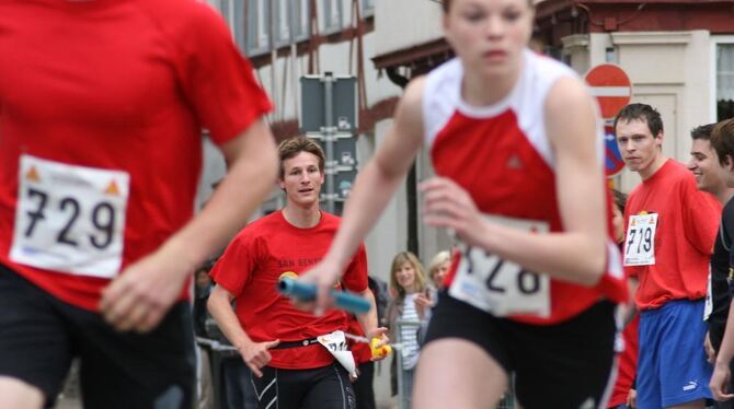 Stab-Übergabe von Hand zu Hand: Der Staffellauf beim Bad Uracher Stadtlauf gestern erforderte Teamgeist. FOTO: DÜRR