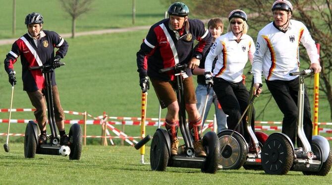 Auf dem Feld war mächtig viel geboten: Das Segway-Polo-Spiel Österreich gegen Deutschland im Albstadion in Böhringen endete 2:4.