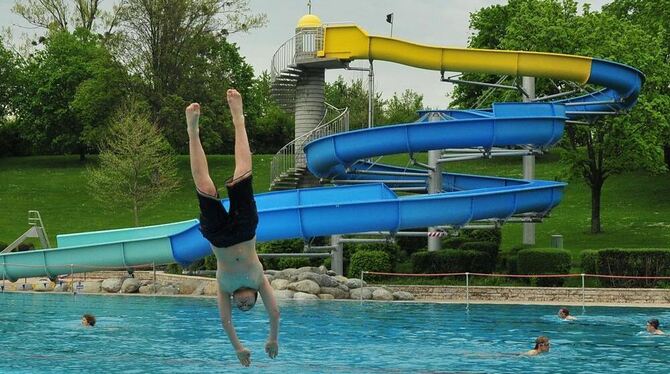 Mit Köpfer ins 22 Grad warme Mössinger Freibadwasser. Am Wochenende war auch in Tübingen Saisonstart. GEA-FOTO: MEYER