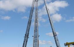 Nicht alltäglich: das Drehleiterballett der Berufsfeuerwehr. FOTO: FW