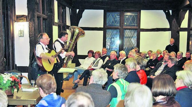 Kabarett im Haus am Gorisbrunnen in Bad Urach: Den Besuchern wurde ein kurzweiliger Abend geboten. FOTO: BECKER