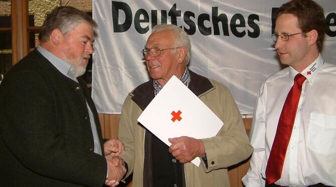 Bei der Ehrung (von links): Joachim Reiff, Richard Rauscher, DRK-Ortsvereinschef Dirk Kempelmann.  FOTO: KABLAOUI