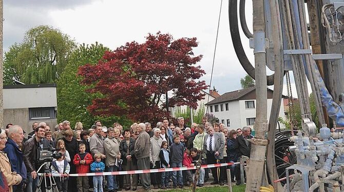 Die Probebohrung lockte viele Interessierte an.  FOTO: TRINKHAUS