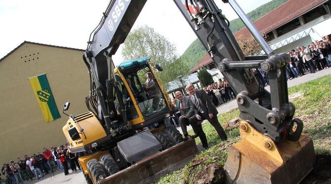 Prominenz, viele Zuschauer und Landrat Reumann im Bagger: Auftakt für einen Schulneubau in Bad Urach.  FOTO: KOZJEK