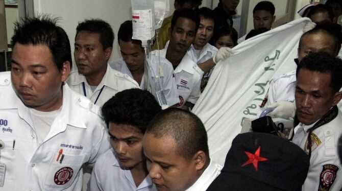 Sanitäter bergen den verletzten Generalmajor Khattiya Sawasdiphol in Bangkok.