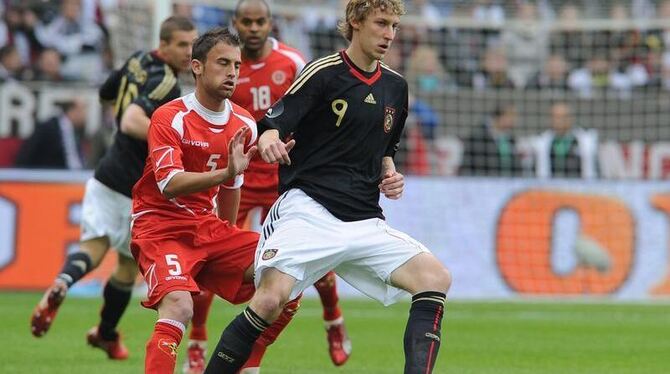 Stefan Kießling passt einen Ball.