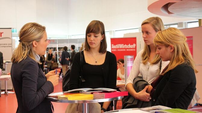 Judith Strenk von Peek Cloppenburg (links) berät Textil-Studentinnen rund um Praktika und Trainee-Programme.  GEA-FOTO: STEFAK