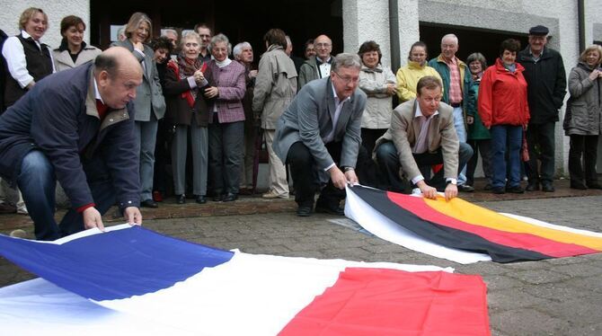 Symbole aus Stein: Der französische Bürgermeister Jean-Pierre Buix aus Buis-les-Baronnies (v. l.), sein Gomadinger Kollege Kleme