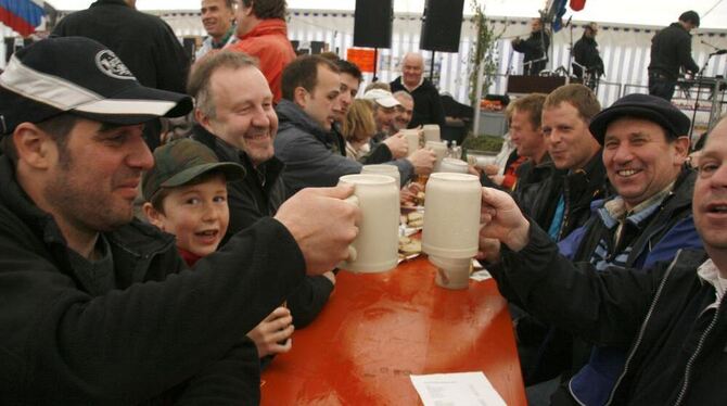 Bockbier aus Steinkrügen: Im Festzelt in Ödenwaldstetten war trotz des trüben Wetters die Stimmung gut. FOTO: LEIPPERT