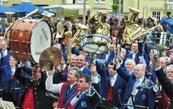 Ein Bild voller Farben und Emotionen: Zum Auftakt des zweiten Landesmusikfests in Baden-Württemberg erboten Musikerinnen und Mus