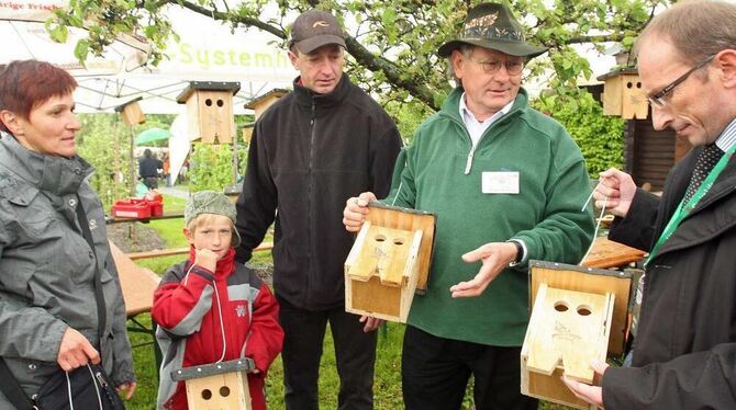 Bodo Kablau vom Umweltbildungszentrum Listhof (zweiter von rechts) will bei der Garden Life im Reutlinger Volkspark möglichst vi