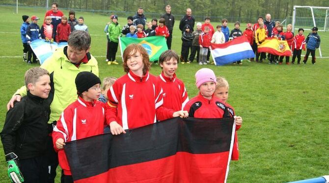 Beim Engstinger Fußballcamp wird auch schon für  die Weltmeisterschaft geprobt. FOTO: LPT