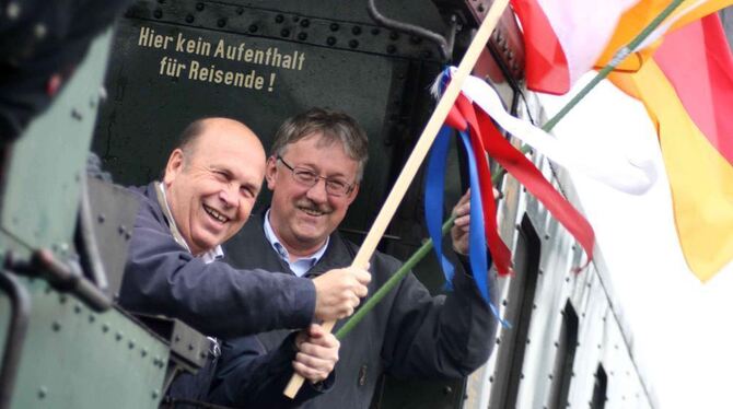 Gomadingens Bürgermeister Klemens Betz und sein französischer Kollege auf dem Weg nach Sigmaringen mit dem Zug. FOTO: DÜRR