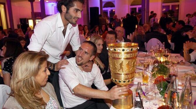 Hamit Altintop (l) und Franck Ribéry feiern in Berlin den Pokalgewinn.