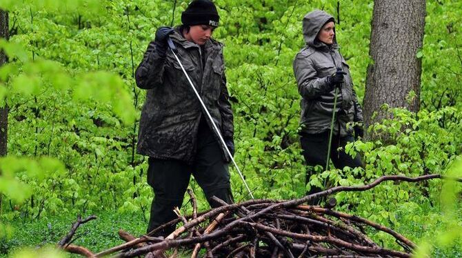 Polizisten suchen in einem Wald bei bei Heidenheim-Schnaitheim nach Spuren.