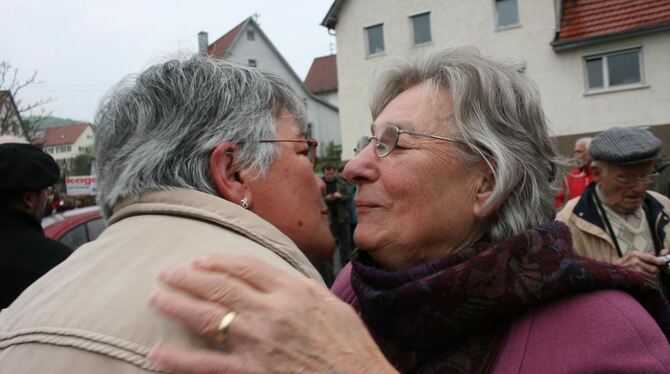 Drei Küsse zum Abschied: Deutsche und französische Freunde verabschieden sich - A bientôt, bis bald! FOTO: DÜRR