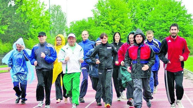 Lauftraining mit Petra Wurster (Mitte): Die TSG-Behindertensportabteilung zählt auf finanzielle Unterstützung. FOTO: PR