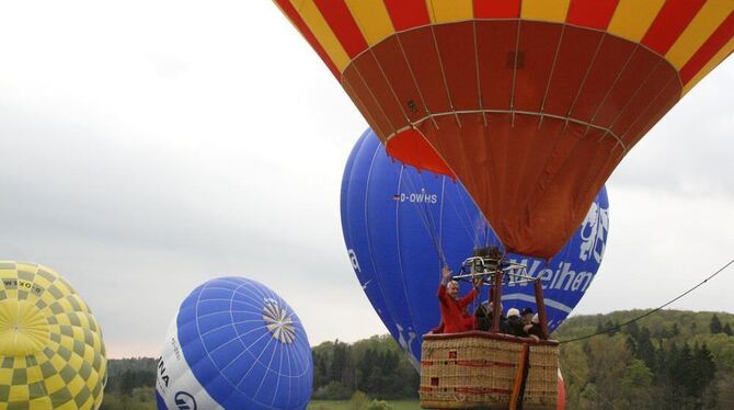 Nach langem Warten auf Wetterbesserung gab es in Sonnenbühl wenigstens am Sonntagabend noch einen Ballonstart. FOTO: LEIPPERT