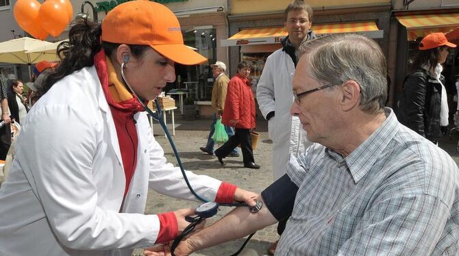 Blutdruck messen und informieren: Chirurgin Dr. Stefanie Traurig beteiligt sich wie viele andere am Ärztestreik. FOTO: NIETHAMME