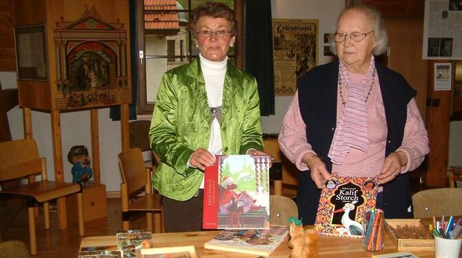 Käthe Betz (rechts) und Susanne Hirschmann betreuen seit Jahren das Wilhelm-Hauff-Museum in Honau. FOTO: KABLAOUI