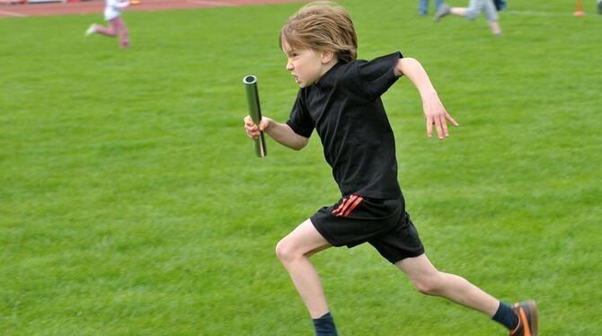 Den Stab ganz ganz fest halten und dann nichts wie ab zum Wechsel: Die Bambini-Staffeln waren beim Pliezhäuser Läufermeeting ein