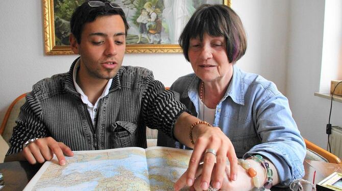 Michele Gentile und seine Großmutter Gisela Wendel bereiten ihre Reise mit dem Auto nach Westjordanland vor.  FOTO: IN