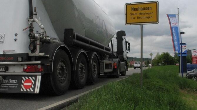 Dunkle Wolken brauen sich über Neuhausen zusammen: Der Schwerlastverkehr soll endlich aus dem Ort und gezwungen werden, die Umge