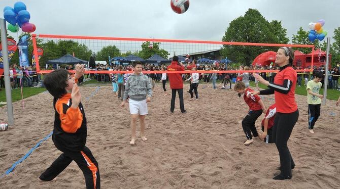 Den neuen Beachvolleyball-Platz haben die Schüler auch gleich ausprobiert - mit der Ex-Nationalspielerin Okka Rau.  FOTOS: NIETH