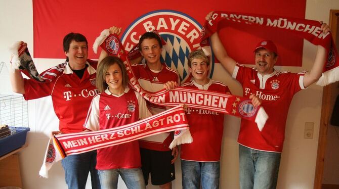 Final-Unterstützung aus Eningen: Die Bayernfans Andrea, Franziska, Alexander, Julian und Gerd Reinhardt (von links.).  FOTO: REN