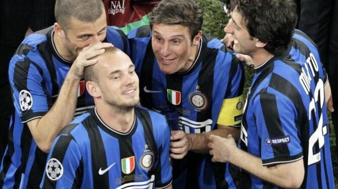 Walter Samuel, Wesley Sneijder, Javier Zanetti and Diego Milito feiern den Inter-Sieg.