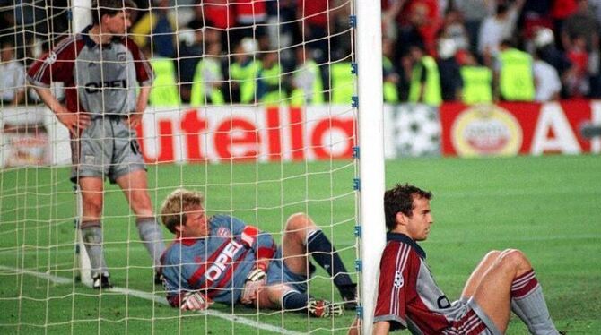 Fassungslos versuchen die Bayern-Spieler Oliver Kahn (M), Michael Tarnat (l) und Mehmet Scholl mit der Niederlage im Champion