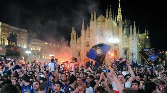 Die Fans bejubeln den Sieg ihrer Mannschaft in Mailand. 