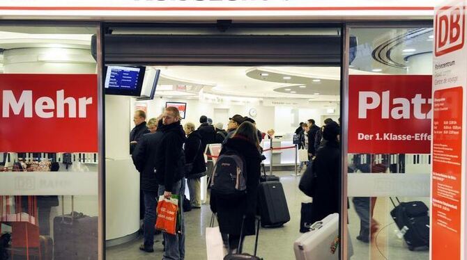 Bahn-Reisezentrum im Berliner Hauptbahnhof. Laut Transnet und GDBA hat Bahnchef Rüdiger Grube zugesichert, dass es keinen Per