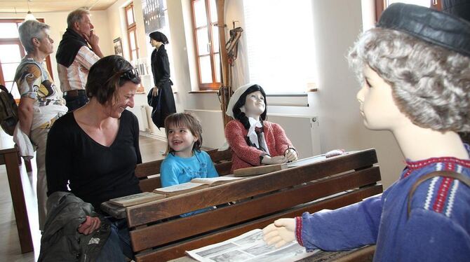 Geschichte erlebbar machen: Gruorns neues Museum im Schulhaus. FOTO: KOZJEK