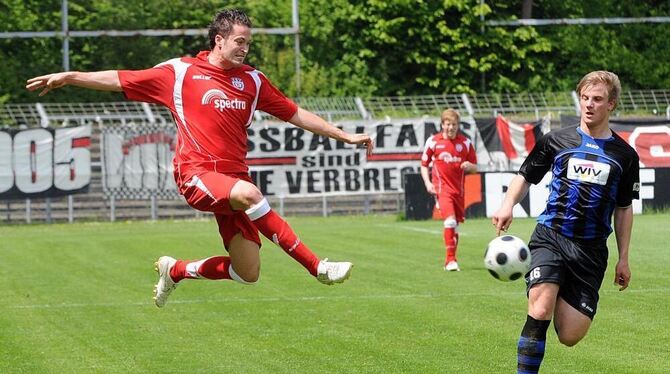 Dynamisch: Marc Hämmerle in seinem letzten Heimspiel für den SSV Reutlingen. Rechts: Maximilian Prechtl von der Spvgg Weiden. GE