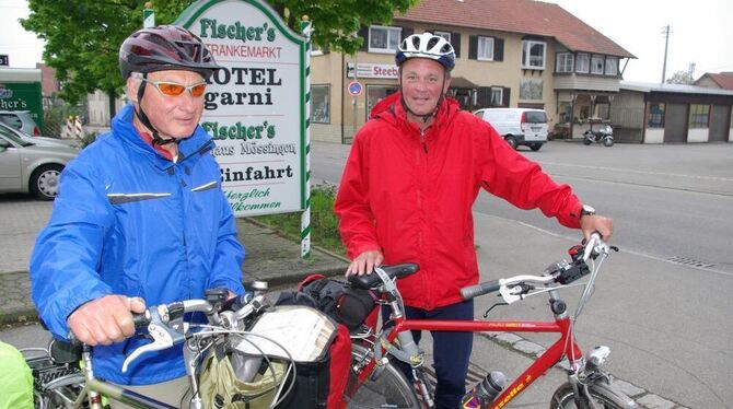 Mit Trekkingrad und Packtaschen: Bert Damen (links) und Paul Dekkers. Bis Mössingen blieben die beiden ohne Plattfuß und Schwiel