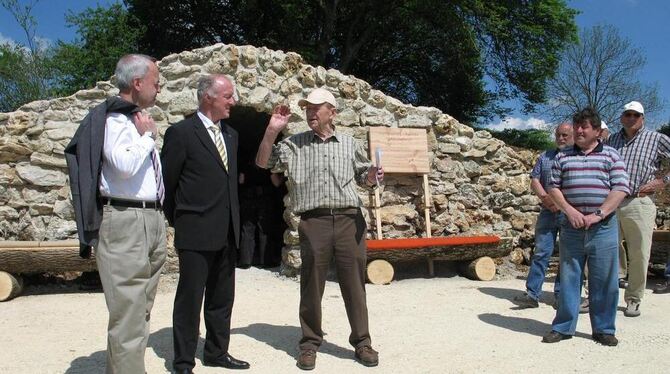 Feier des Wetterschutzgewölbes »Kirchelesberg« mit (von links) Thomas Reumann, Fritz Geckeler und Albert Bosler.  GEA-FOTO: GEIG