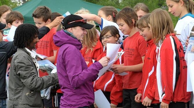 Die Kinder in Pliezhausen schenken Antje Möldner Wertschätzung.  FOTO: NIETHAMMER