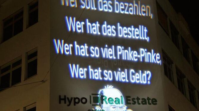 »Wer soll das Bezahlen?« Lichtprojektion an der Fassade der Zentrale der Hypo Real Estate (Archiv).