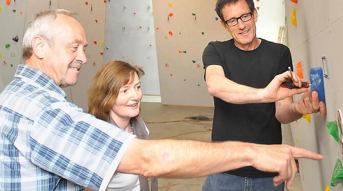 Helmut Kober und Ingrid Schulz von der DAV-Spitze freuen sich mit Betriebsführer Stephan Danco (rechts) über die baulichen Forts