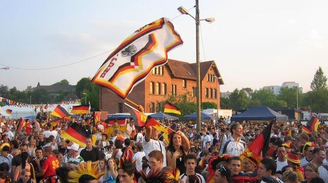 Zur Fußball-WM 2006 befand sich Reutlingen im Ausnahmezustand. Auf dem Platz der Nationen gab's Party pur.  GEA-ARCHIV-FOTO: ZEN